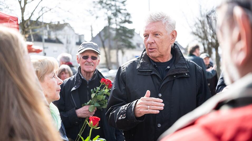 Reiter verteilt bei seinen Auftritten Blumen in SPD-Rot. Reiter verteilt bei seinen Auftritten Blumen in SPD-Rot.