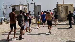 Zehntausende Migranten, die nach Ceuta gelangt waren, kehrten nach Marokko zurück. Zehntausende Migranten, die nach Ceuta gelangt waren, kehrten nach Marokko zurück.