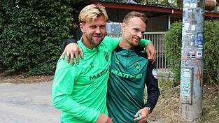 Niclas Füllkrug umarmt seinen ehemaligen Mitspieler Christian Groß bei seiner ersten Trainingseinheit seit seiner Rückkehr zu Werder. Niclas Füllkrug umarmt seinen ehemaligen Mitspieler Christian Groß bei seiner ersten Trainingseinheit seit seiner Rückkehr zu Werder.
