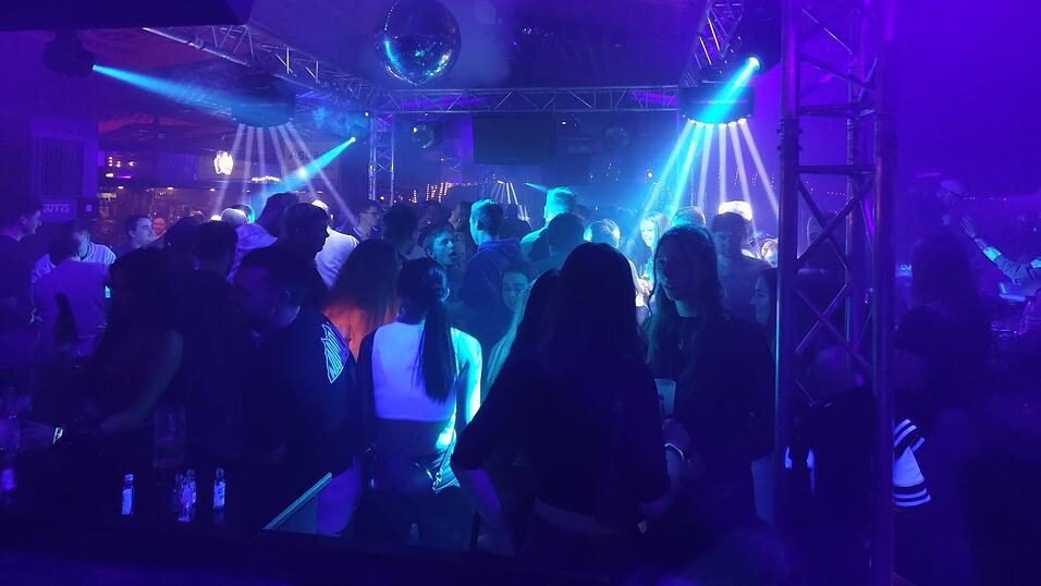 Die Tanzfläche der Disco Happy Night: Für viele Jugendliche aus der Region der Ort, an dem jeden Freitagabend gefeiert wird. Die Tanzfläche der Disco Happy Night: Für viele Jugendliche aus der Region der Ort, an dem jeden Freitagabend gefeiert wird.
