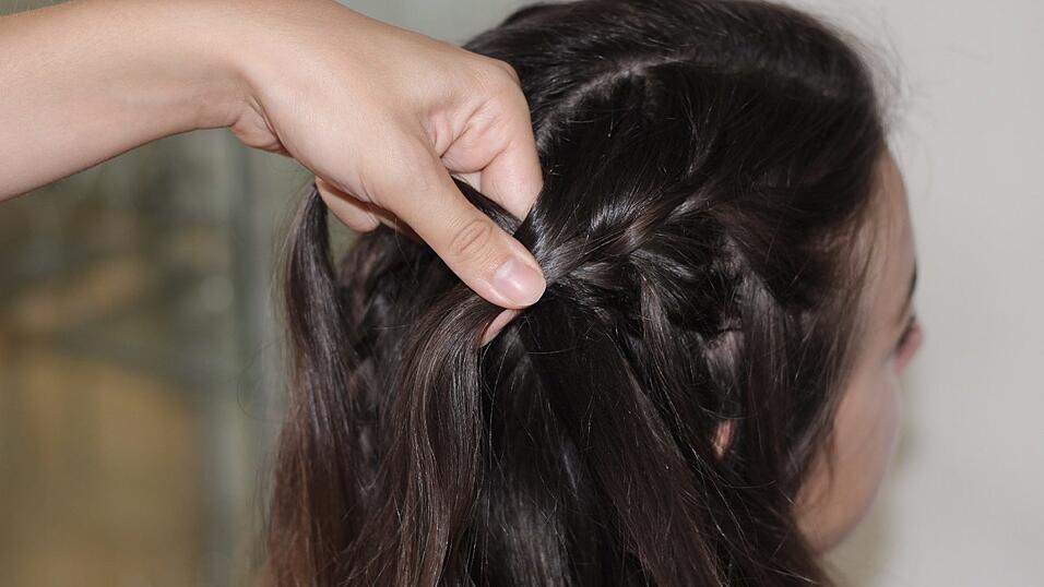 Das gleiche wiederholt sich auf der anderen Seite. Auch hier flechtet ihr erst am Kopf entlang. Immer wenn die mittlere Strähne nach vorne gezogen wird, lässt ihr sie fallen und ersetzt sie durch eine neue. Das gleiche wiederholt sich auf der anderen Seite. Auch hier flechtet ihr erst am Kopf entlang. Immer wenn die mittlere Strähne nach vorne gezogen wird, lässt ihr sie fallen und ersetzt sie durch eine neue.