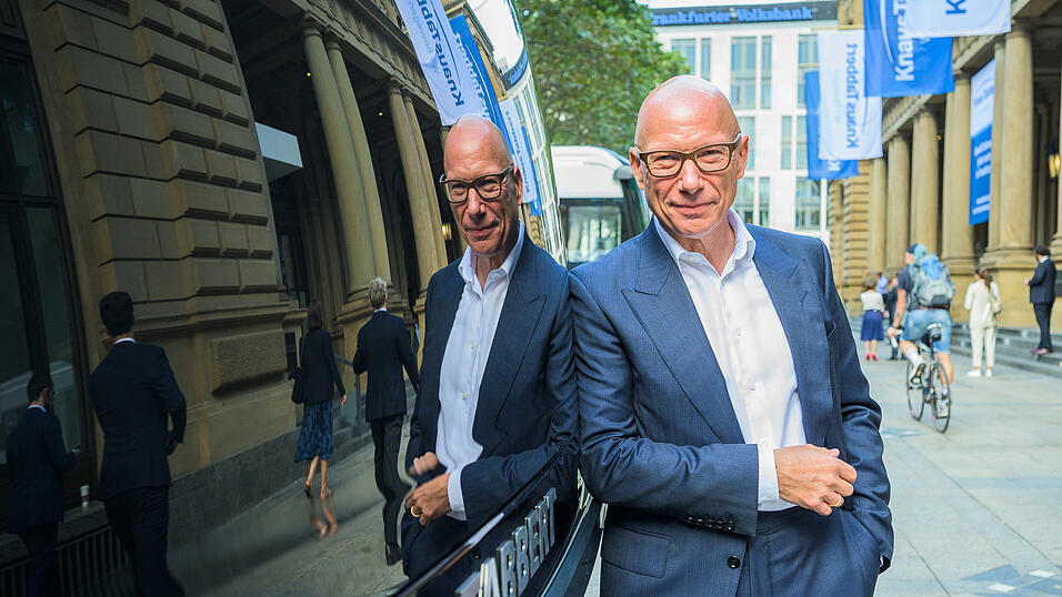 Wolfgang Speck, Vorstandschef von Knaus Tabbert, verl&auml;sst zum 31. Oktober das Unternehmen. Das Bild zeigt ihn am 23. September 2020 neben einem Wohnwagen vor der B&ouml;rse Frankfurt. Damals ging das Unternehmen aus Jandelsbrunn an die B&ouml;rse.