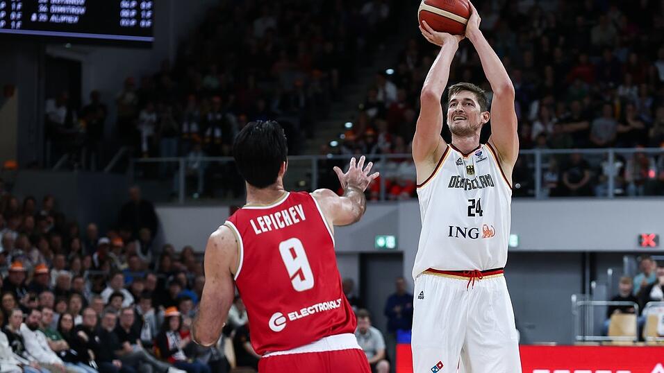 Wird um einen Kaderplatz kämpfen müssen: Tibor Pleiß. Wird um einen Kaderplatz kämpfen müssen: Tibor Pleiß.