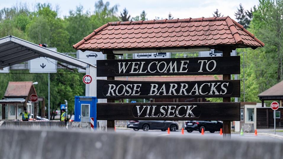 &laquo;Welcome to Rose Barracks Vilseck&raquo;, steht am Eingang zum US-Standort in der Oberpfalz. Das US-Verteidigungsministerium hatte angek&uuml;ndigt, rund 5.000 der etwa 39.000 in Deutschland stationierten US-Soldaten abzuziehen.