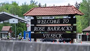 &laquo;Welcome to Rose Barracks Vilseck&raquo;, steht am Eingang zum US-Standort in der Oberpfalz. Das US-Verteidigungsministerium hatte angek&uuml;ndigt, rund 5.000 der etwa 39.000 in Deutschland stationierten US-Soldaten abzuziehen.
