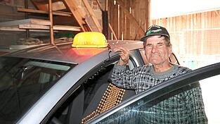 Das 'Fest-Taxi' ist wieder gerüstet. Vitus Simml ist trotz seiner 80 Jahre mit Spaß bei der Sache. Das 'Fest-Taxi' ist wieder gerüstet. Vitus Simml ist trotz seiner 80 Jahre mit Spaß bei der Sache.