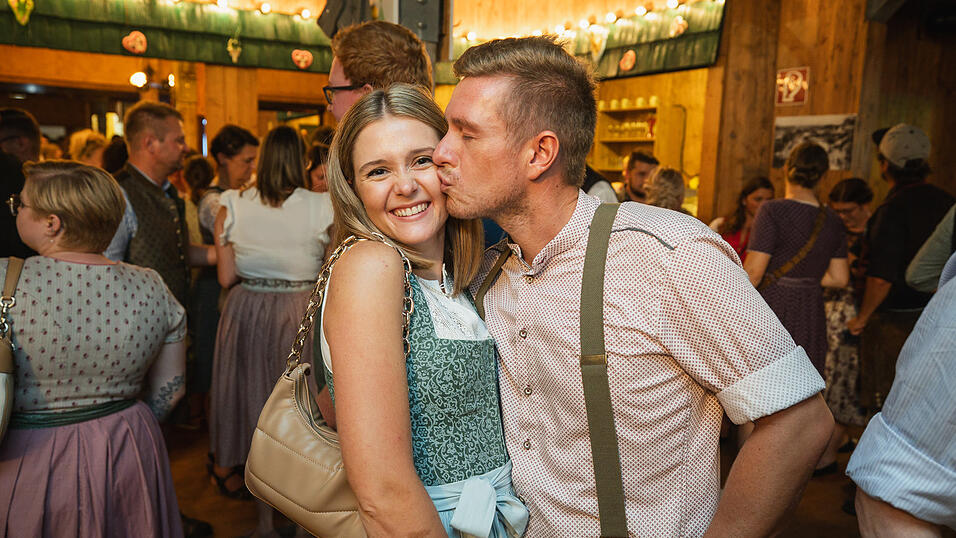 Die Partybilder vom Sonntag, 18. August, aus dem Festzelt Weckmann. Die Partybilder vom Sonntag, 18. August, aus dem Festzelt Weckmann.
