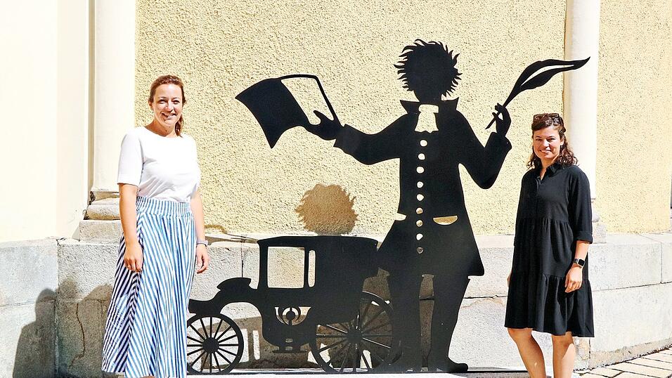 Die beiden Vorsitzenden des Partnerschaftskomitees Julia Bacherl (rechts) und Ramona Bierl-Roßmann beim Chateaubriand-Scherenschnitt; schließlich ist es dem französischen Staatsmann und Schriftsteller zu verdanken, dass sich Combourg und Waldmünchen gefunden haben. Die beiden Vorsitzenden des Partnerschaftskomitees Julia Bacherl (rechts) und Ramona Bierl-Roßmann beim Chateaubriand-Scherenschnitt; schließlich ist es dem französischen Staatsmann und Schriftsteller zu verdanken, dass sich Combourg und Waldmünchen gefunden haben.