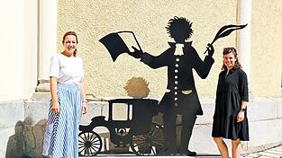 Die beiden Vorsitzenden des Partnerschaftskomitees Julia Bacherl (rechts) und Ramona Bierl-Roßmann beim Chateaubriand-Scherenschnitt; schließlich ist es dem französischen Staatsmann und Schriftsteller zu verdanken, dass sich Combourg und Waldmünchen gefunden haben.