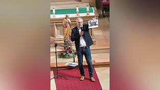 Hans Schmid schilderte ebenso spannend wie anschaulich die Baugeschichte von St. Johannes.