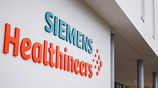Noch hält Siemens rund 70 Prozent an seiner ehemaligen Medizintechniksparte Healthineers. Das soll sich ändern. Noch hält Siemens rund 70 Prozent an seiner ehemaligen Medizintechniksparte Healthineers. Das soll sich ändern.