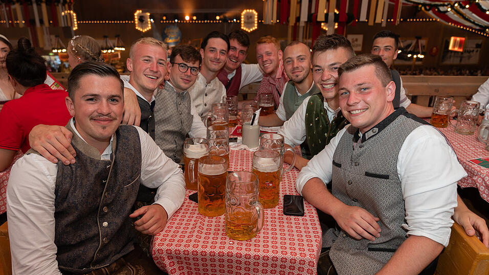 Die Partybilder vom Samstag, 12. August 2023, aus dem Festzelt Krönner. Die Partybilder vom Samstag, 12. August 2023, aus dem Festzelt Krönner.