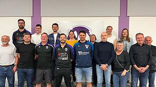 Die Vorstandschaft des SC Tegernbach ist stolz auf ihren starken Verein: 4.v.l. 1. Kassier Florian Baun, 6.v.r. 2. Vorsitzender Josef Krojer, 5.v.r. Schriftführerin Sandra Teuber, 2.v.r. 1. Vorsitzender Robert Hiesbauer. Die Vorstandschaft des SC Tegernbach ist stolz auf ihren starken Verein: 4.v.l. 1. Kassier Florian Baun, 6.v.r. 2. Vorsitzender Josef Krojer, 5.v.r. Schriftführerin Sandra Teuber, 2.v.r. 1. Vorsitzender Robert Hiesbauer.