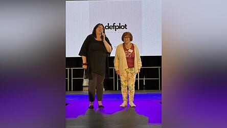 Vorsitzende des Kinderschutzbundes Ursula Holzfurtner und Gründerin Monika Winkler.