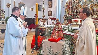 Bischof Tomá Holub segnete die neuen Kronen, ehe er diese der Madonna und dem Jesuskind anlegte. Bischof Tomá Holub segnete die neuen Kronen, ehe er diese der Madonna und dem Jesuskind anlegte.