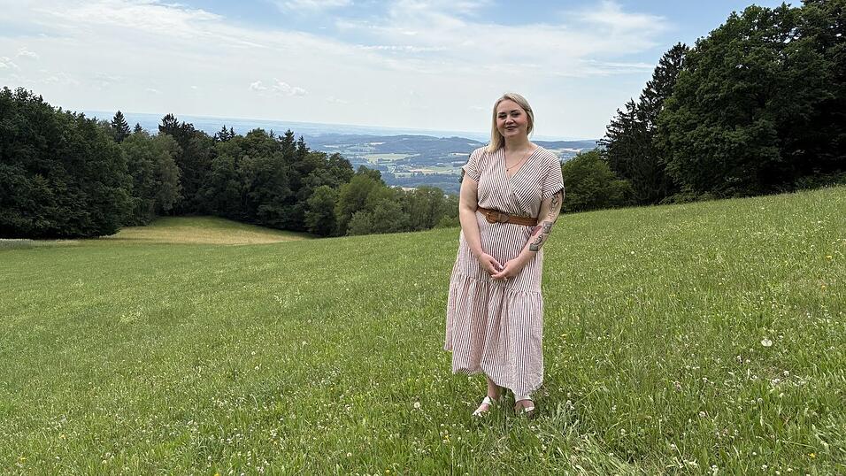 Auf diesem Hang am Gallner in Stallwang rodelt Jennifer Gruber als Kind. Heute steht sie hier als Kreisr&auml;tin.