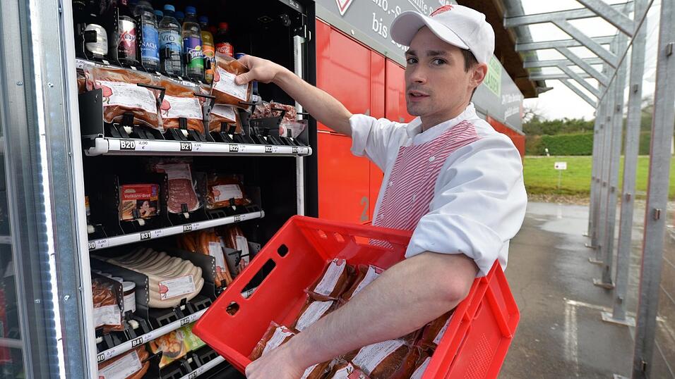Metzger Philipp Klassen f&uuml;llt hier einen der Selbstbedienungsautomaten der Fleischerei Klassen in Temmels (Kreis Trier-Saarburg) mit frischem Hackbraten auf. Das Gesch&auml;ft mit den gek&uuml;hlten Schlie&szlig;f&auml;chern brummt.
