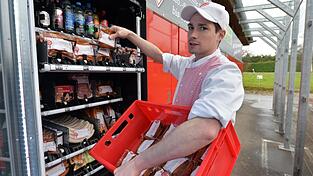 Metzger Philipp Klassen f&uuml;llt hier einen der Selbstbedienungsautomaten der Fleischerei Klassen in Temmels (Kreis Trier-Saarburg) mit frischem Hackbraten auf. Das Gesch&auml;ft mit den gek&uuml;hlten Schlie&szlig;f&auml;chern brummt.