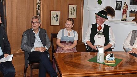 Am Podium diskutierten (von links) Dr. Rudolf Neumaier, Professor Dr. Daniel Drascek, Magdalena Gruber, Michael Brandt und Michael Ritter.