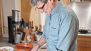 Dr. Michael Stanglmaier ist zum vierten Mal B&uuml;rgermeisterkandidat der Gr&uuml;nen. Als der Familienkoch, hier beim Paprikaschnippeln in der K&uuml;che, ist ihm gesunde Ern&auml;hrung wichtig