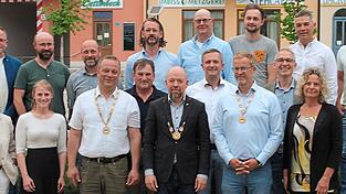 Der Gemeinderat mit B&uuml;rgermeister Andreas Horsche (Bildmitte) und seinen beiden Stellvertretern Thomas Kindsm&uuml;ller (l.) und Matthias Gewies (rechts daneben).