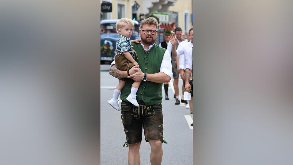 2.000 Teilnehmer marschieren beim Volksfesteinzug mit.