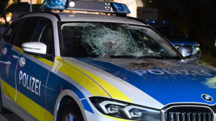 Der bei dem Vorfall im Februar besch&auml;digte Streifenwagen der Polizei (Archiv)
