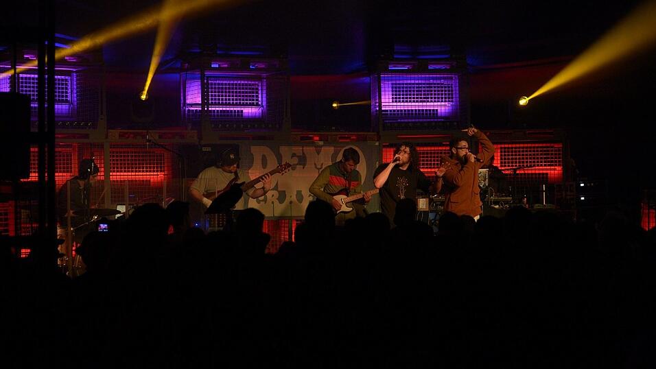 Bevor Liquid alleine auf der B&uuml;hne stand, trat er mit Demograffics f&uuml;r ein paar Songs auf.