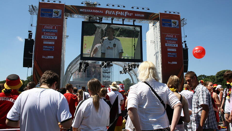 Christian Fertl war am Sonntag auf der Fanmeile in Berlin und erlebte dort das Achtelfinale gegen England auf Gro&szlig;leinwand.