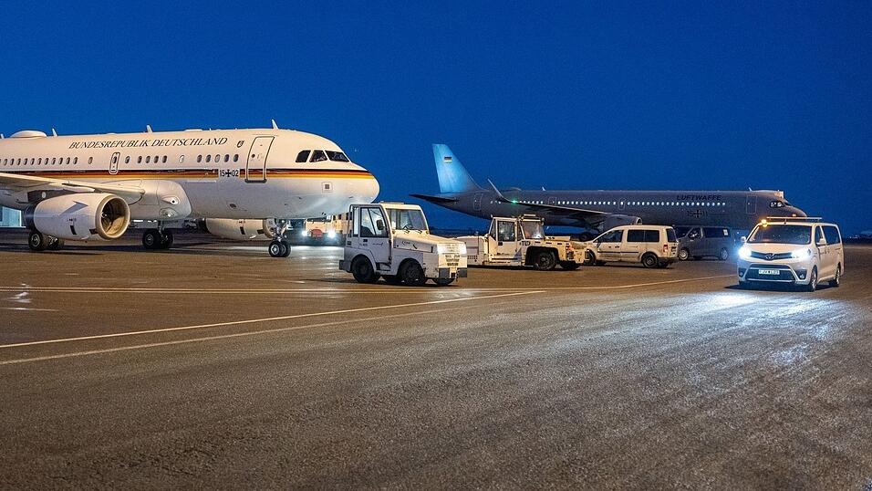 Das Flugzeug (hinten) von Au&szlig;enminister Wadephul (CDU) steht neben dem Airbus A319 von Bundesfinanzminister Klingbeil (SPD).