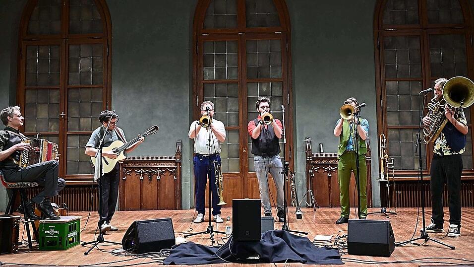 Die Kapelle So&So sorgte mit ihrem abwechslungsreichen Programm f&uuml;r beste Stimmung im Saal.