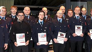 Kommandant Martin St&ouml;ckl mit den bef&ouml;rderten Kameraden.