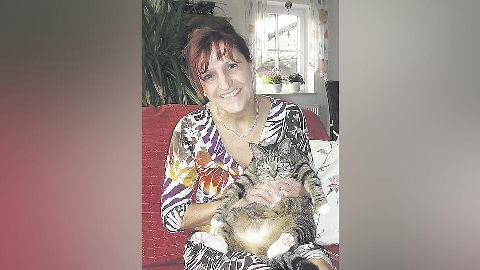 Cäcilia Fürst mit ihrer Tigerkatzendame Bonny. Die Familienhelferin hat sie mit der Flasche aufgezogen. Cäcilia Fürst mit ihrer Tigerkatzendame Bonny. Die Familienhelferin hat sie mit der Flasche aufgezogen.