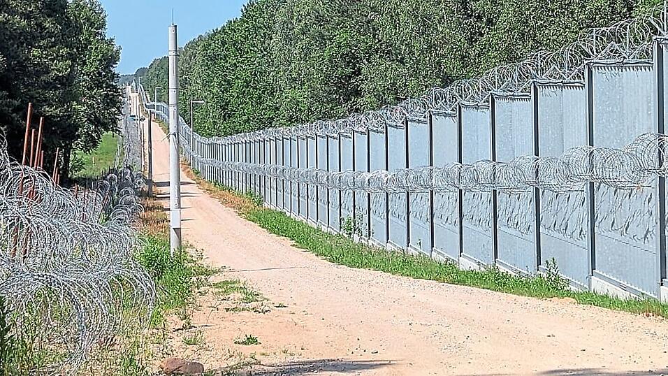 Am Grenzzaun zu Belarus Am Grenzzaun zu Belarus