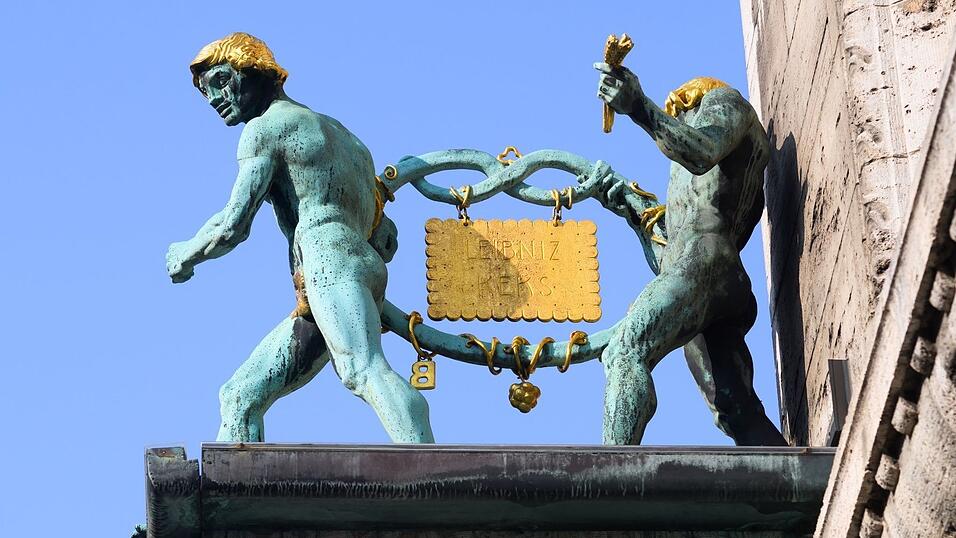 Im wahrsten Sinne des Wortes ein Aush&auml;ngeschild: der Leibniz-Keks am Bahlsen-Stammhaus in Hannover. (Archivbild)