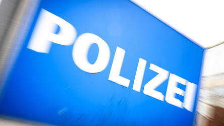 Der Autofahrer sei leicht verletzt in ein Krankenhaus gekommen, teilt die Polizei mit. (Symbolfoto)