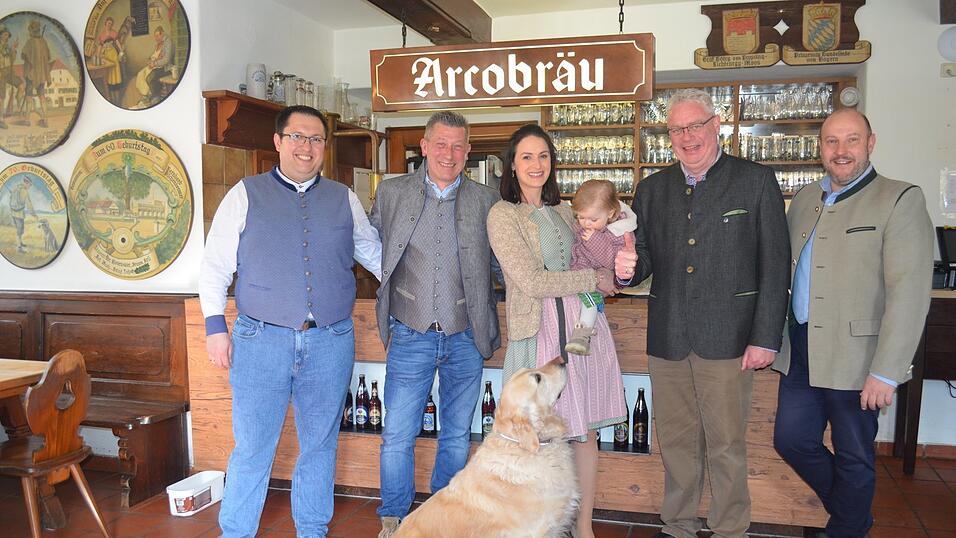 Freuen sich darauf, dass die Schlosswirtschaft in Moos wieder öffnet: (v.l.) Restaurantleiter Joszef Rostasi, Pächter Jörg und Barbara Haller mit Tochter Sofia und Hund Murphy, Brauereidirektor Holger Fichtel und Verkaufsleiter Markus Jahrstorfer. Freuen sich darauf, dass die Schlosswirtschaft in Moos wieder öffnet: (v.l.) Restaurantleiter Joszef Rostasi, Pächter Jörg und Barbara Haller mit Tochter Sofia und Hund Murphy, Brauereidirektor Holger Fichtel und Verkaufsleiter Markus Jahrstorfer.