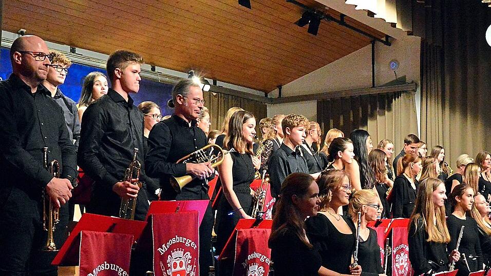 Das Stadtorchester Moosburg bestritt mit 52 Aktiven das Herbstkonzert. Das Stadtorchester Moosburg bestritt mit 52 Aktiven das Herbstkonzert.