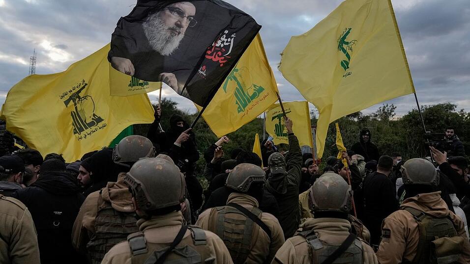 Anhänger der Hisbollah protestieren laut Medien gegen die Streichung eines Fluges aus dem Iran. (Archivbild)