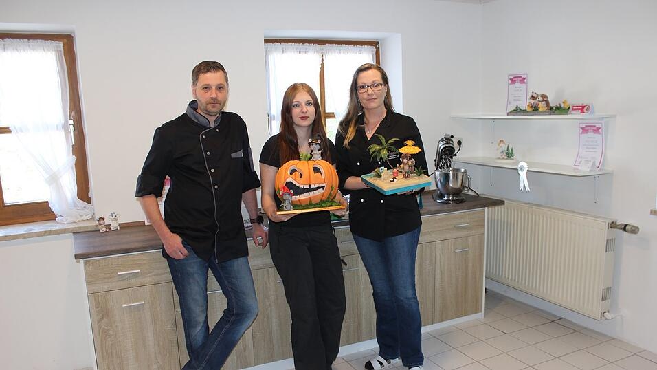 Jessica und Enrico Kufner mit Tochter Elena in der neuen Tortenküche. Hier wird ab Juni auch gebacken Jessica und Enrico Kufner mit Tochter Elena in der neuen Tortenküche. Hier wird ab Juni auch gebacken
