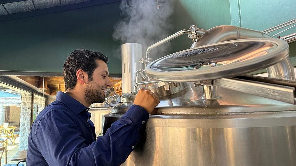 Arjun Malhutra kontrolliert einen der Brautanks in seinem Sudhaus.