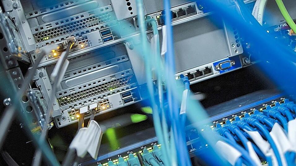 Mit der strategischen Neuausrichtung der Rechenzentren des Landratsamtes sollen Datenspeicher, Rechenleistung und Netzwerk künftig getrennt voneinander erweitert werden können. Mit der strategischen Neuausrichtung der Rechenzentren des Landratsamtes sollen Datenspeicher, Rechenleistung und Netzwerk künftig getrennt voneinander erweitert werden können.