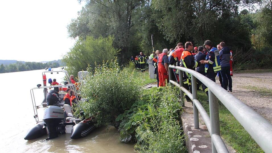 Bei Poikam im Landkreis Kelheim hat sich ein Schiff quergestellt. Bei Poikam im Landkreis Kelheim hat sich ein Schiff quergestellt.