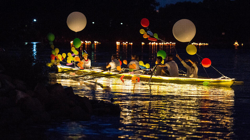 Alle Bilder dazu finden Sie hier.Foto: Mathias AdamDie Lampionfahrt verwandelte die Donau in ein Lichtermehr. Alle Bilder dazu finden Sie hier.Foto: Mathias AdamDie Lampionfahrt verwandelte die Donau in ein Lichtermehr.