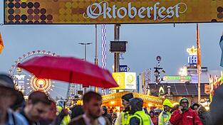 Am letzten Oktoberfest-Wochenende kehrte der Regen zurück. Jedoch war der Anstichstag, der erste Samstag vor zwei Wochen, mit knapp 31 Grad der heißeste jemals gemessene Wiesn-Tag der Geschichte.