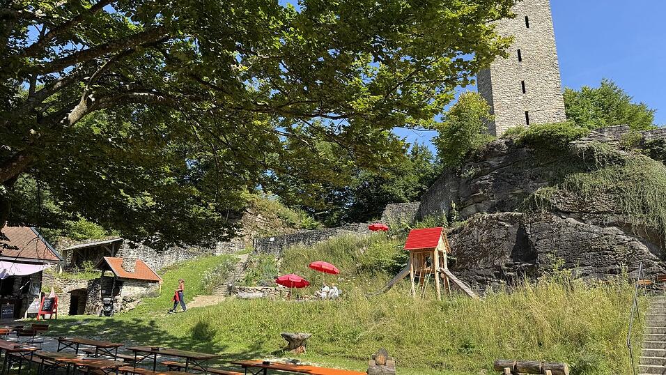 Idyllisch: Burgruine Altnußberg mit Burgschenke Idyllisch: Burgruine Altnußberg mit Burgschenke