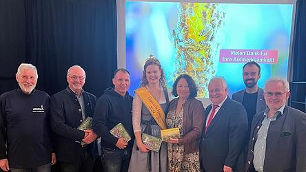 Kreisvorsitzender der Imker Albert Maier, Institutsleiter des Instituts f&uuml;r Bienenkunde Dr. Stefan Berg, Pr&auml;sident des Landesverbandes Bayerischer Imker Stefan Spiegl, Bayerische Honigprinzessin Anja B&uuml;rzer, Ruth M&uuml;ller, MdL, SPD-Ortsvorsitzender Hans Wagner, B&uuml;rgermeister Sebastian Stanglmeier und Hans Seidl.