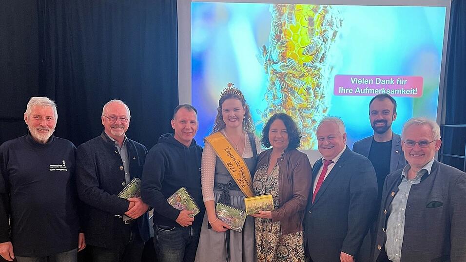 Kreisvorsitzender der Imker Albert Maier, Institutsleiter des Instituts für Bienenkunde Dr. Stefan Berg, Präsident des Landesverbandes Bayerischer Imker Stefan Spiegl, Bayerische Honigprinzessin Anja Bürzer, Ruth Müller, MdL, SPD-Ortsvorsitzender Hans Wagner, Bürgermeister Sebastian Stanglmeier und Hans Seidl.