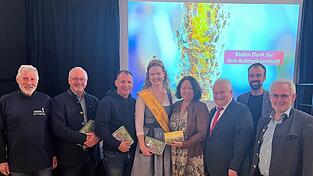 Kreisvorsitzender der Imker Albert Maier, Institutsleiter des Instituts für Bienenkunde Dr. Stefan Berg, Präsident des Landesverbandes Bayerischer Imker Stefan Spiegl, Bayerische Honigprinzessin Anja Bürzer, Ruth Müller, MdL, SPD-Ortsvorsitzender Hans Wagner, Bürgermeister Sebastian Stanglmeier und Hans Seidl. Kreisvorsitzender der Imker Albert Maier, Institutsleiter des Instituts für Bienenkunde Dr. Stefan Berg, Präsident des Landesverbandes Bayerischer Imker Stefan Spiegl, Bayerische Honigprinzessin Anja Bürzer, Ruth Müller, MdL, SPD-Ortsvorsitzender Hans Wagner, Bürgermeister Sebastian Stanglmeier und Hans Seidl.