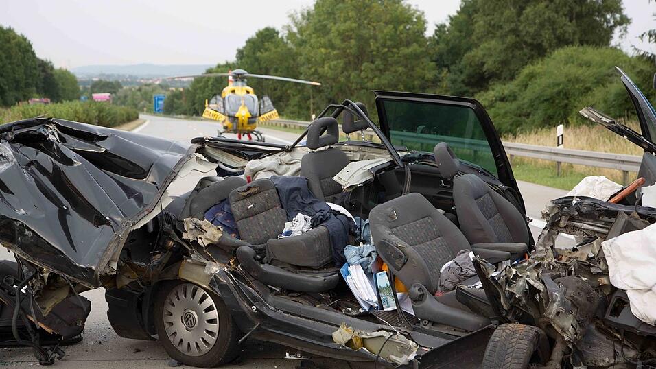 Auf der A92 bei Altdorf ist am Freitagabend ein Autofahrer in einen stehenden Lastwagen gekracht und dabei schwer verletzt worden. (Fotos: FD)
